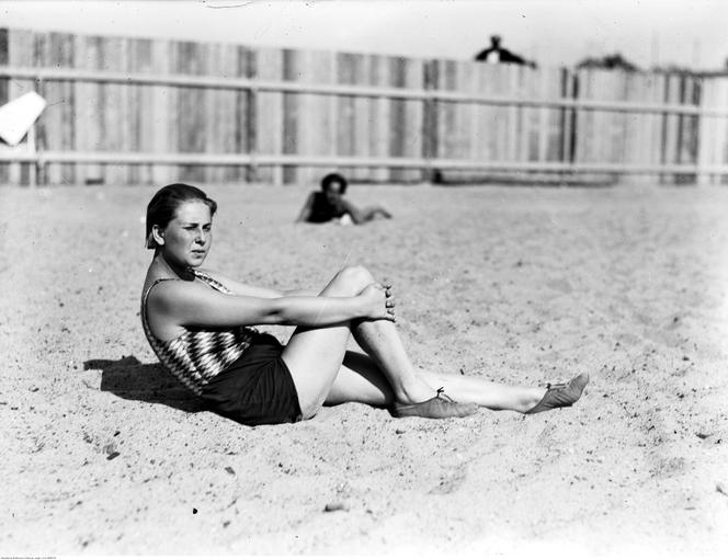 Plażowiczka podczas wypoczynku.. Zdjęcie zrobione w 1930 roku 