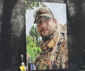 Tak wygląda grób Daniela Sztybera w Święto Zmarłych. Polski żołnierz oddał życie za Ukrainę