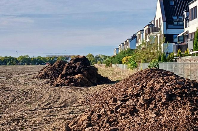 "Śmierdzący" problem na osiedlu. Mieszkańcy mają hałdy obornika pod oknami