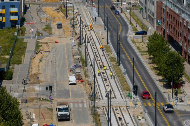 Niedziela i 30-stopniowy upał. Robotnicy w pocie czoła pracują na budowie tramwaju do Wilanowa 