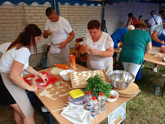 Mimo wyjątkowo upalnego dnia, panie z lokalnych KGW ulepiły w Pierogu setki przepysznych pierogów!