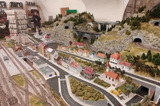 Słynna szopka działa pomimo kryzysu. Warszawiacy chętnie przyglądali się ruchomym rzeźbom