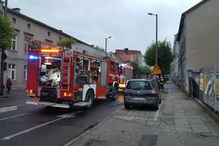 Pożar w kamienicy przy ul. Sikorskiego w Grudziądzu. Strażacy sprawdzają opuszczony budynek