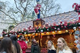 Jest rozmach! - tak polscy turyści oceniają świąteczny jarmark w Londynie. Kramy stoją też przy słynnym London Eye – z widokiem na Big Bena. Zobaczcie nasze zdjęcia!