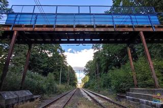 Tak wygląda wysłużona kładka nad torami w Tracku [ZDJĘCIA]