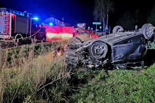Koszmarny wypadek pod Tomaszowem! 21-latka nie żyje, 4 osoby ranne [ZDJĘCIA]