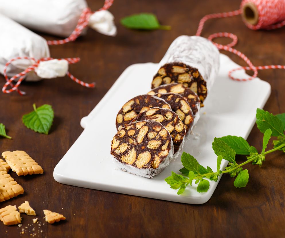 Czekoladowe salami: przepis na włoski deser z czekolady i herbatników