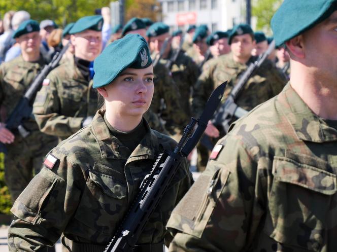 Ponad stu żołnierzy na Placu Solidarności w Olsztynie. Złożyli uroczystą przysięgę [ZDJĘCIA]