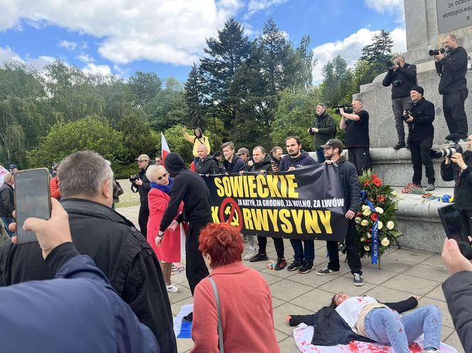 Antywojenny protest na Cmentarzu Żołnierzy Radzieckich w Warszawie