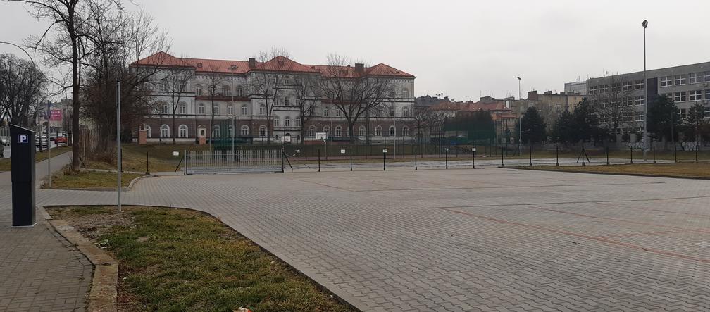Parking przy Pałacu Młodzieży w Tarnowie  świeci pustkami