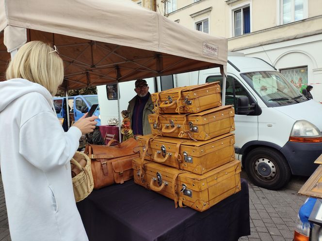 Wyjątkowe antyki ponownie zagościły na Placu Zamkowym w Lublinie. Tak wygląda wrześniowa Lubelska  Giełda Staroci [GALERIA]