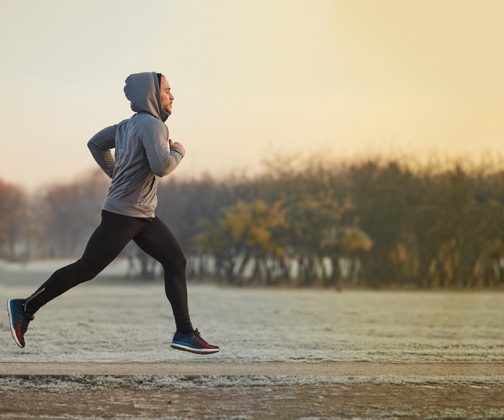 Niechęć do uprawiania sportu w chłodnych miesiącach nie jest przypadkowa. 