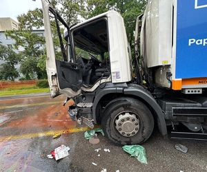 Dramatyczny wypadek w Warszawie. Młody kierowca śmieciarki wyleciał przez okno po zderzeniu z tramwajem