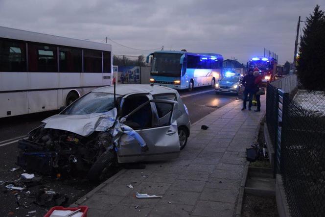 Wola Rzędzińska: Zderzenie osobówki z autobusem. Jedna osoba w szpitalu!