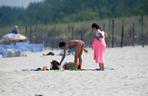 Kaczyńska z nieznajomym smaży się na plaży