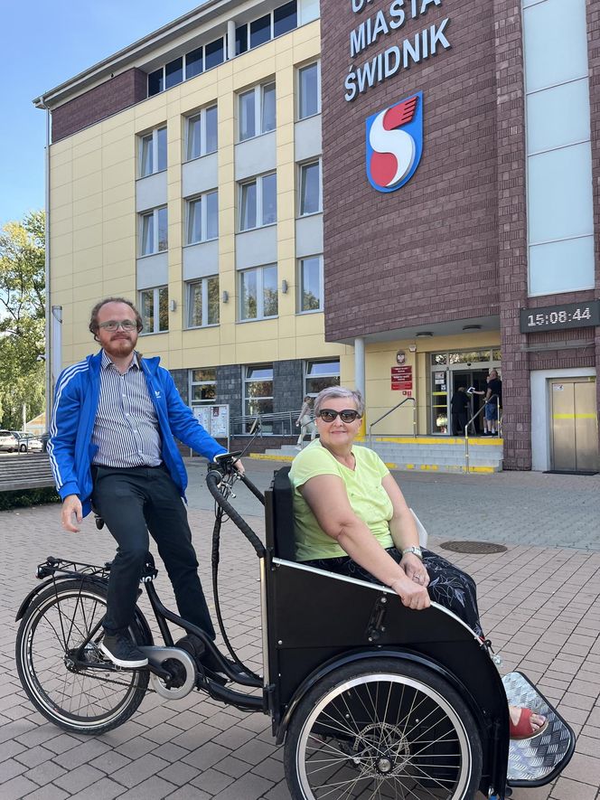 Nowatorski projekt w Świdniku. Seniorzy jeżdżą rikszą po mieście
