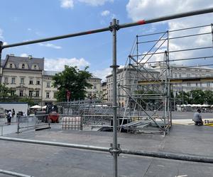 Kontrowersyjna budowa na Rynku Głównym w Krakowie. Mieszkańcy podzieleni