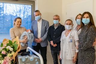 Włodarze Poznania odwiedzili pierwszego noworodka urodzonego w 2023 roku
