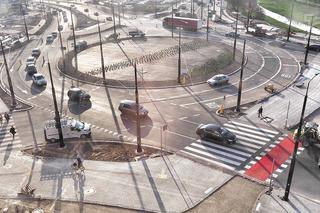 Lublin: Jeżdżą po chodnikach wokół nowego ronda. Kierowców mają powstrzymać słupki [AUDIO]