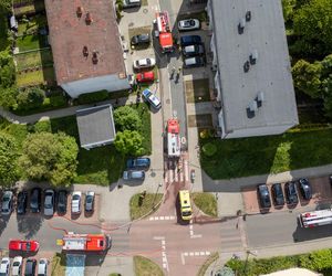 Pożar i wybuchy w mieszkaniu bloku w Tychach