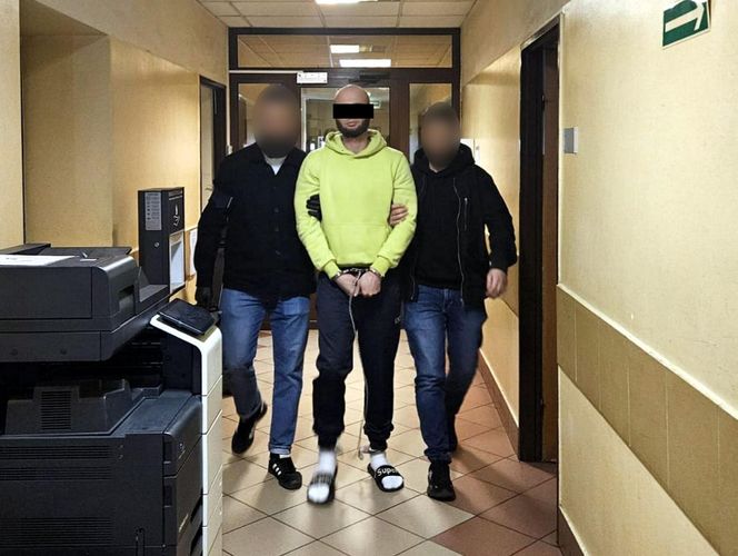 Bestialskie ataki na starsze kobiety w Warszawie. Policja zatrzymała podejrzanego. Zdradził go ślad na torebce