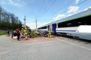 Pociąg zderzył się z osobówką! Są poszkodowani! Duże korki na zakopiance