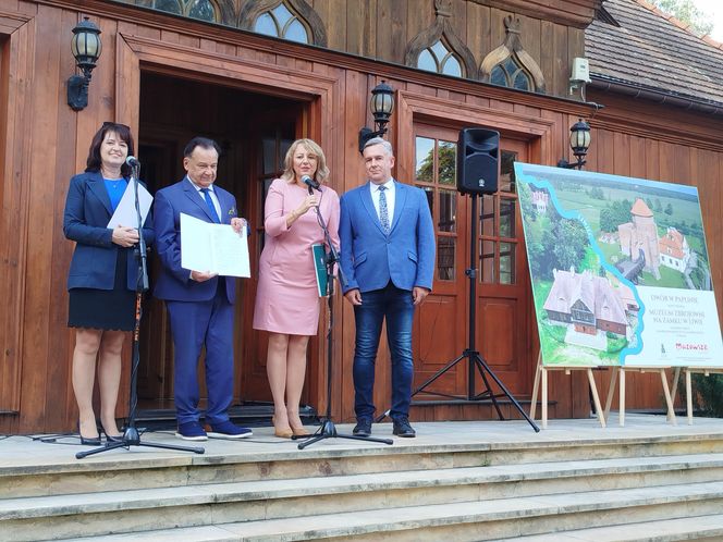 Samorząd Województwa Mazowieckiego kupił zabytkowy dwór w Paplinie wraz z otaczającym go terenem