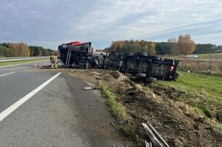 Ciężarówka z 23 tonami farby przewróciła się na autostradzie
