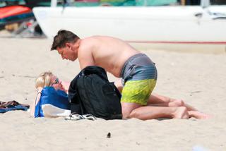Ryszard Petru zadaje szyku na plaży w Sopocie. Ukochana w kostiumie [ZDJĘCIA PAPARAZZI] 