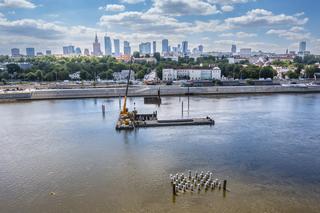 Warszawa: trwa budowa mostu pieszo-rowerowego przez Wisłę