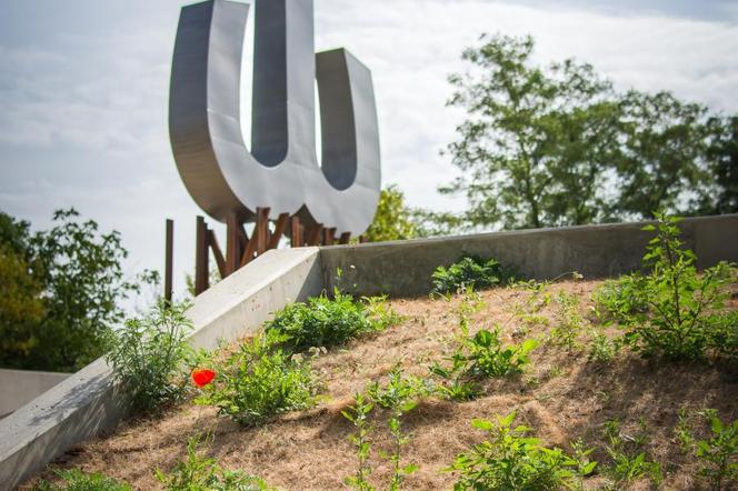 Mokotów. Kopiec Powstania Warszawskiego usypany z gruzów zniszczonej Warszawy. Dookoła tego miejsca istnieje nowoczesny park im. akcji Burza