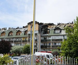 Blok przy ul. Powstańców w Ząbkach po pożarze