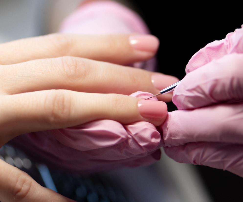 Mydlane paznokcie to nowy trend w salonach kosmetycznych. Na czym polega? Zobacz zdjęcia!