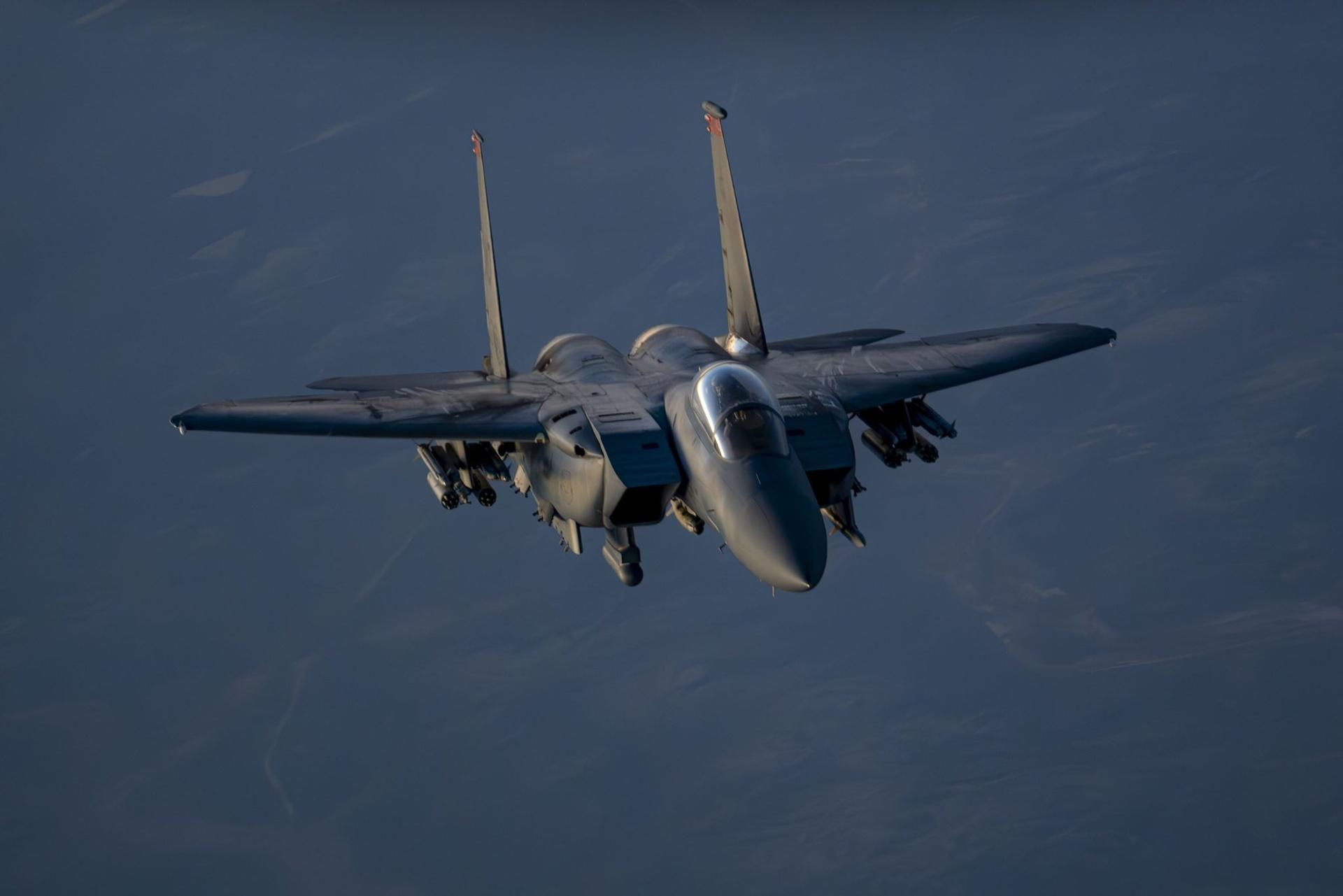 Amerykańskie F-15E powracające z patrolu