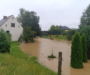 Zagrożenie powodziowe. Głuchołazy. Woda przelała się przez wały. Zalewa miasto