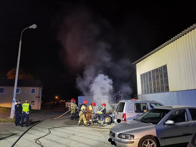 Pożar trzech samochodów w Toruniu. Nocna akcja strażaków