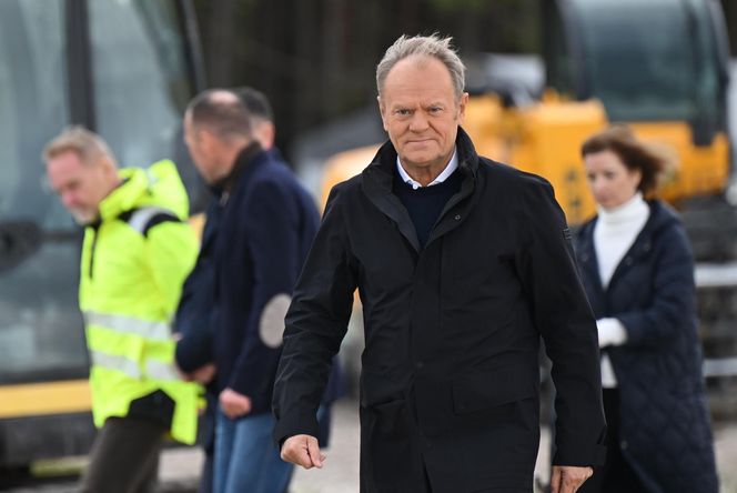 iebrowo, 15.10.2025. Premier RP Donald Tusk podczas wizyty na miejscu planowanej budowy pierwszej polskiej elektrowni jądrowej Lubiatowo – Kopalino w Biebrowie (woj. pomorskie)