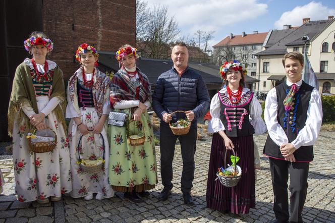 W Bytomiu poświęcono pokarmy w strojach ludowych. To tradycja na Rozbarku 