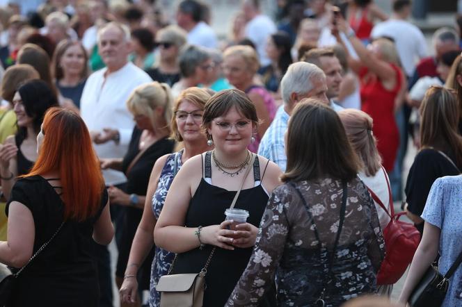 Potańcówka pod Teatrem Śląskim w Katowicach. Tłumy wręcz oszalały ZDJĘCIA