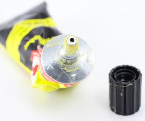 Wąchanie kleju: objawy i skutki. Dlaczego wąchanie kleju uzależnia?