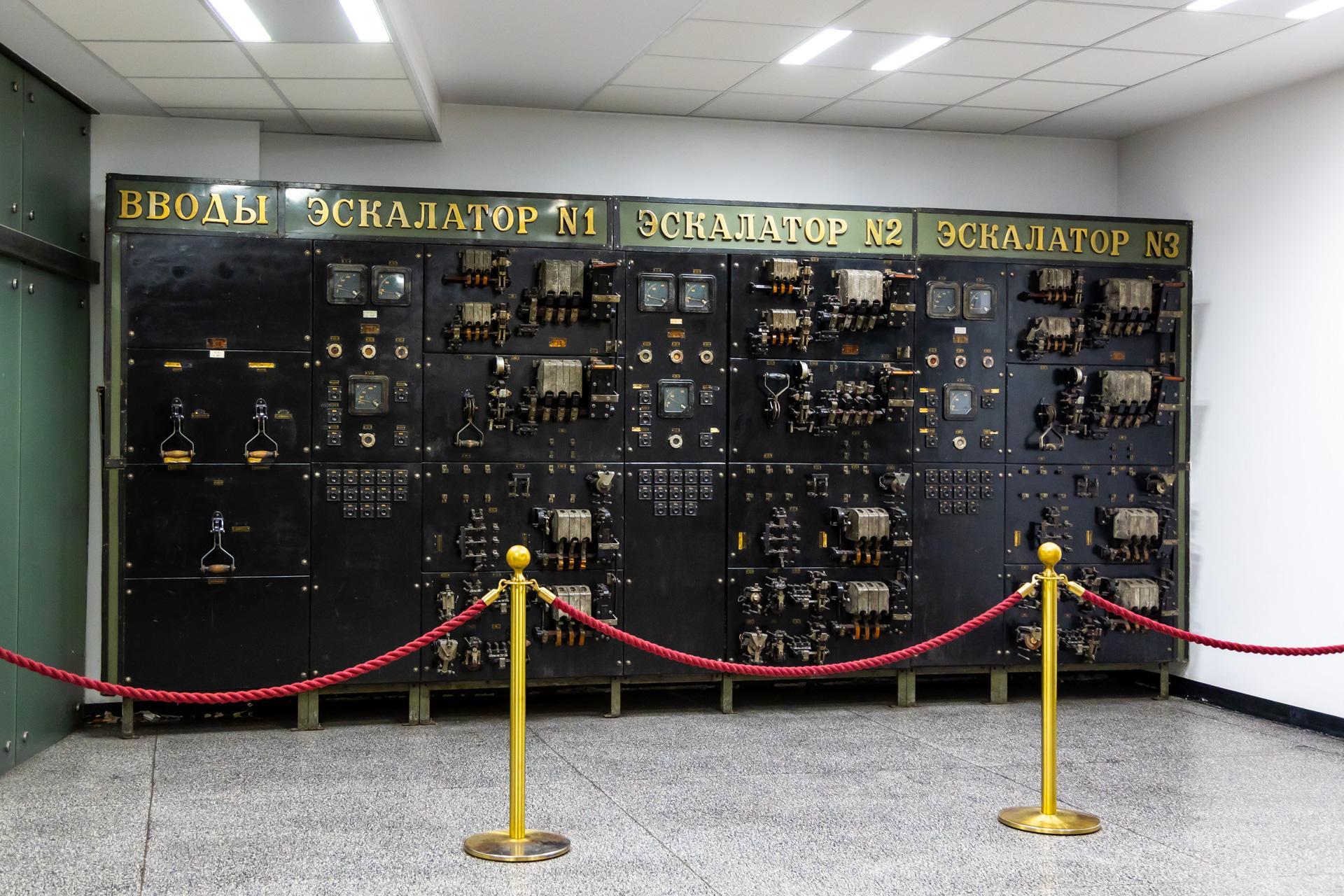 Ruchome schody Trasy W-Z i radziecka tablica sterująca - zobacz zdjęcia wyjątkowego miejsca