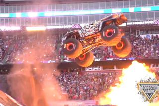 SZOK! Niesamowity podwójny backflip wykonany Monster Truckiem!