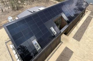 Dach solarny na obiekcie w stylu nowoczesnej stodoły