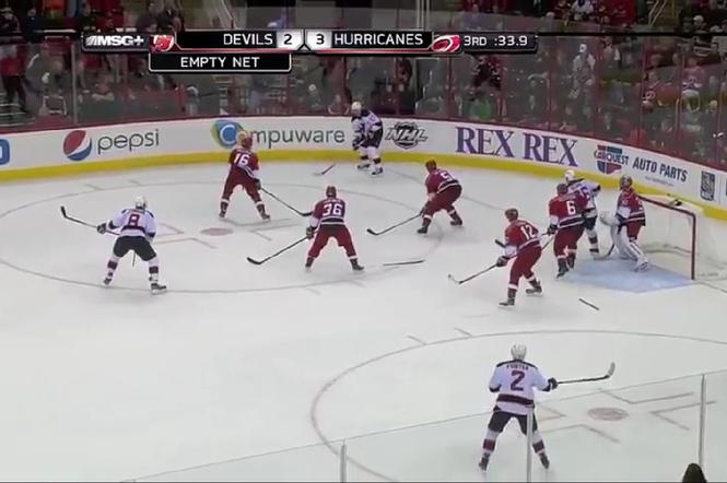 NHL. Bramkarz Cam Ward zdobywcą gola. Niecodziennie wydarzenie w świecie hokeja + WIDEO