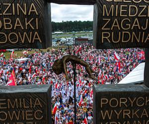 Tłumy z całej Polski na Podkarpaciu. W niedzielę odsłonięto kontrowersyjny pomnik