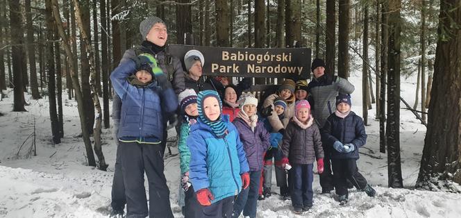 Autobus 15-osobowej rodziny zastępczej z Zabrza spłonął w drodze. Z pomocą przyszli dobrzy ludzie