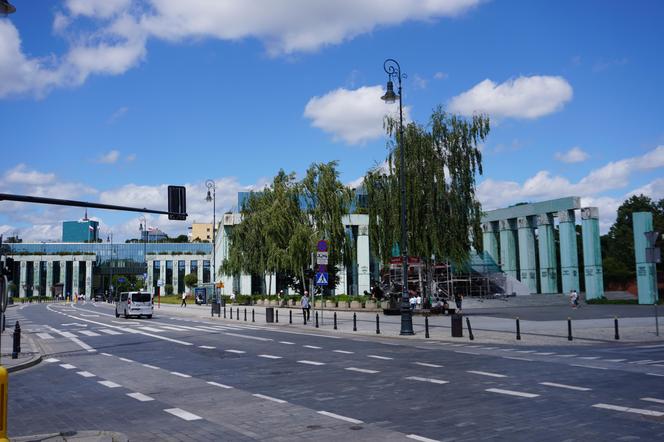 Właz przy ul. Długiej -  otoczenie placu Krasińskich 