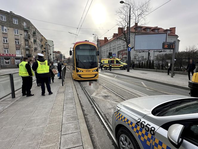 Weszła na czerwonym świetle wprost pod tramwaj. Tragiczny finał wypadku w Warszawie. Nie żyje 42-letnia kobieta