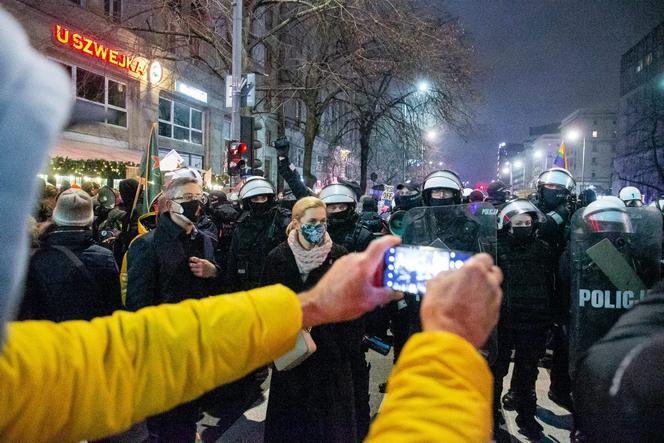 Barbara Nowacka w marszu kobiet w kolejnym dniu protestu