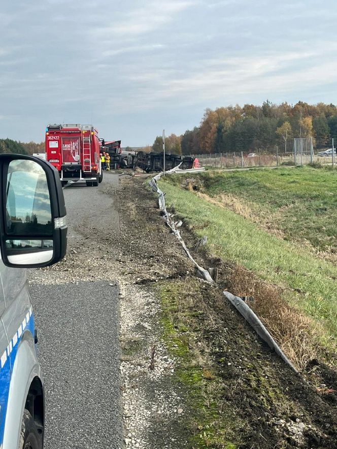 Incydent na A4 pod Tarnowem. Ciężarówka z 23 tonami farby przewróciła się na autostradzie